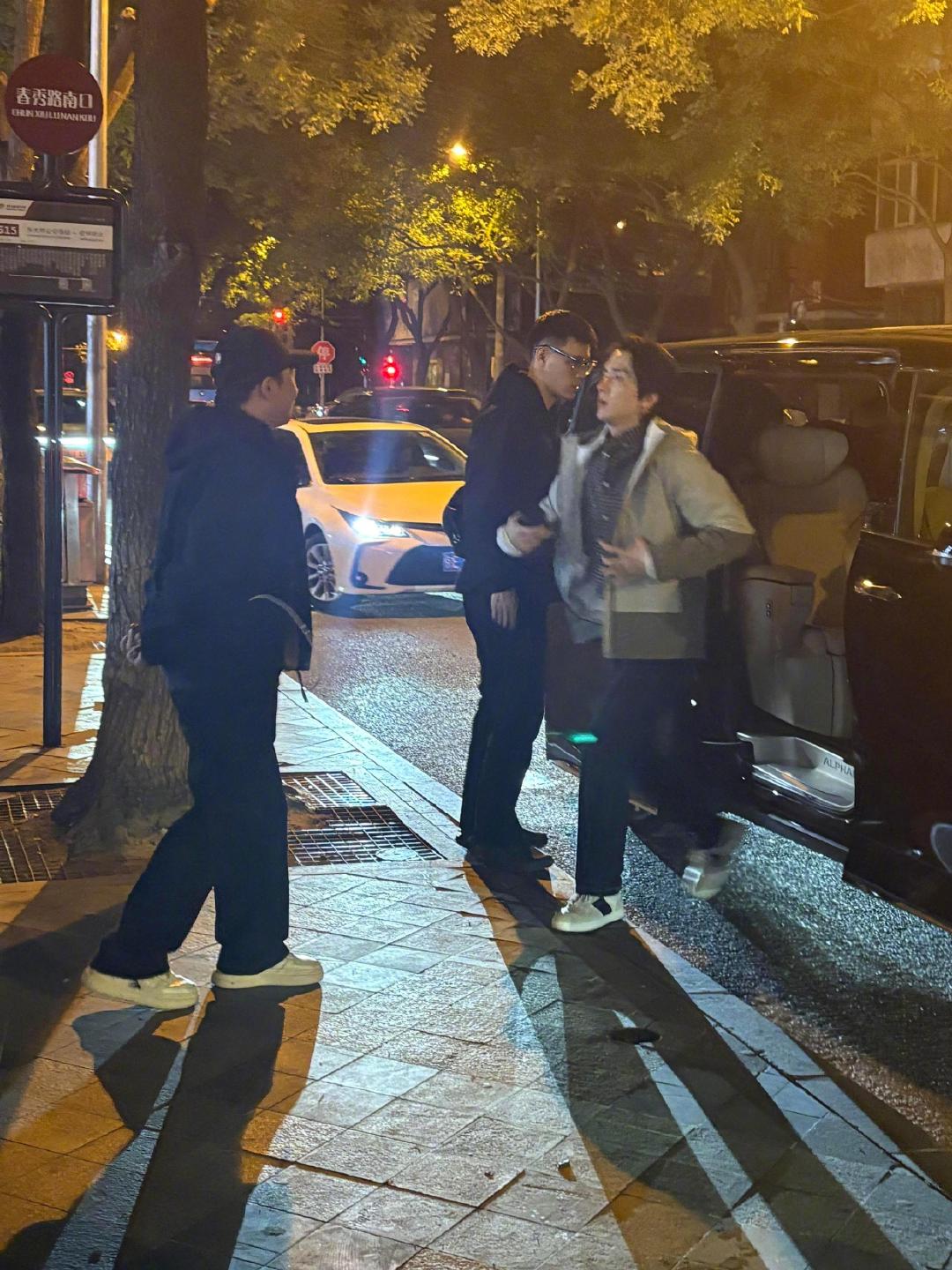 加班等车偶遇张新成谁懂啊！有大厂实习网友在春秀路附近加班等车时，意外偶遇了路过
