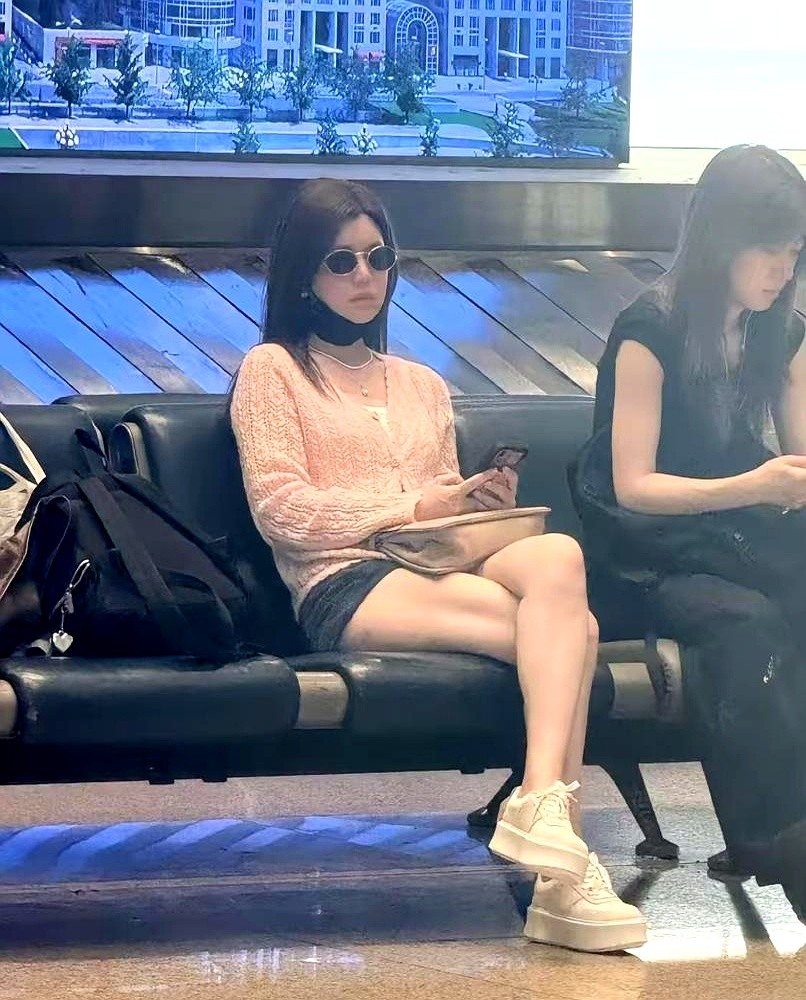 43岁的陈妍希，突然像疯了一样拼事业。一天只吃一顿晚饭，全靠黑咖啡硬扛。很多人不理解，觉得她嫁得不错