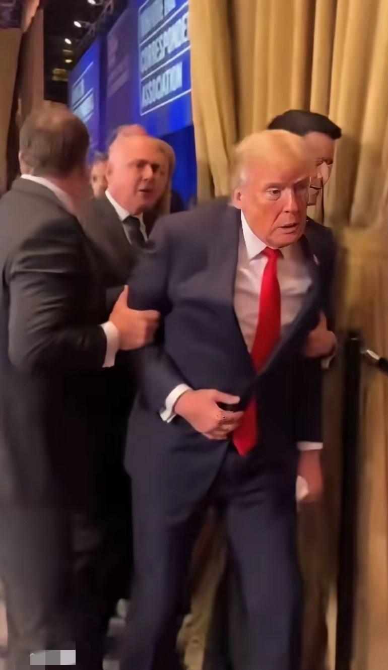 他浑身瘫软，差点被吓死！！这家伙说话挺猛，谁知道他也是个怕死鬼。这个角度拍