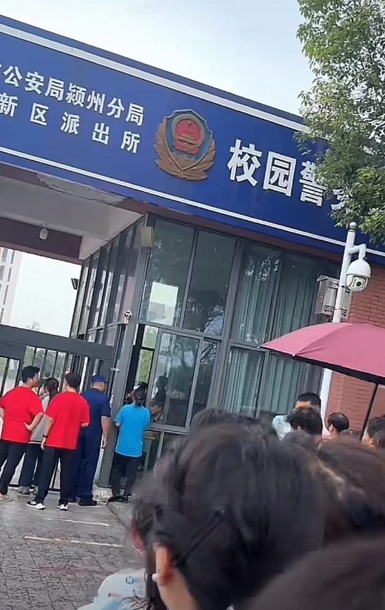 今天下午安徽阜阳考点一考生迟到两分钟，不知道是不是不知道英语要提前15分钟进考场