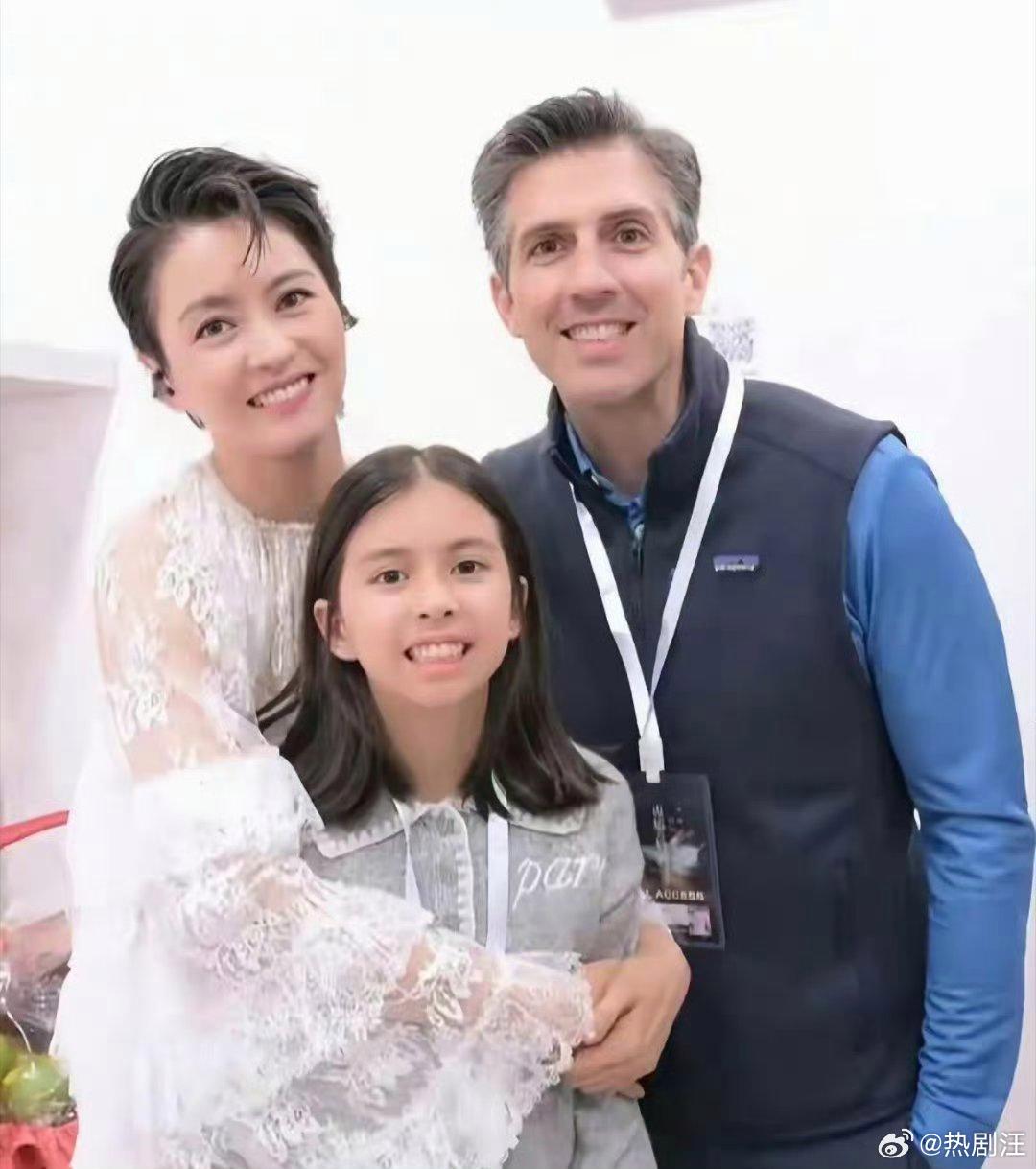 梁咏琪的混血女儿长大了，眉眼深邃，大长腿明显，西班牙丈夫颜值也好高。