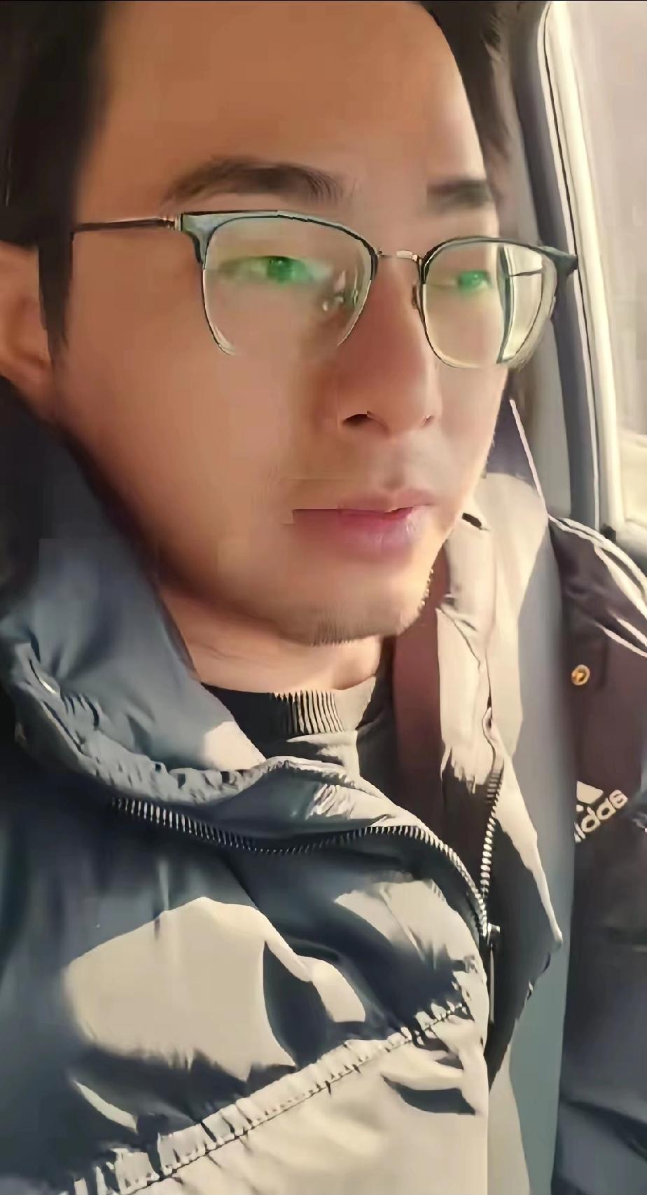 有人说胡龙回到原生家庭之后，原生家庭是非常贫困的状态，但是从胡龙的穿着来看