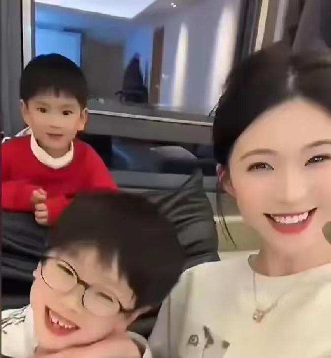 不得不说，梁靖崑的妻子奚美丽，真的自带让人一眼记住的气场。身为科班出身的演