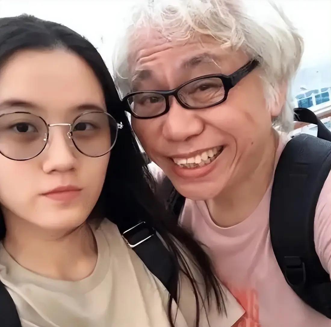 轰动两岸的爷孙恋落幕之后，27岁的林靖恩迎来了人生最唏嘘的转折点。相伴十年的爱人