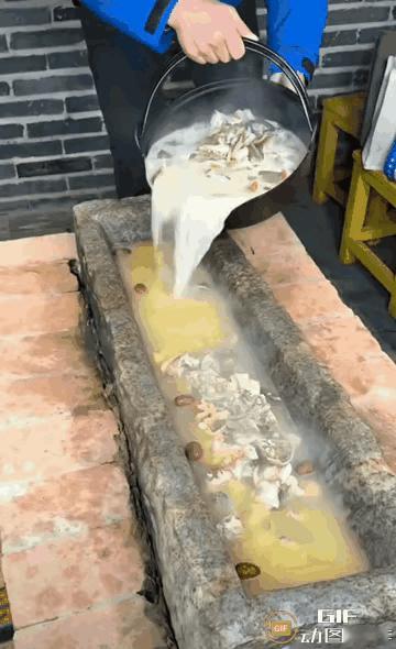 一城一味，或许这就是对饮食的理解吧，火锅店老板为了吸引客人，推出了创新石槽火锅，