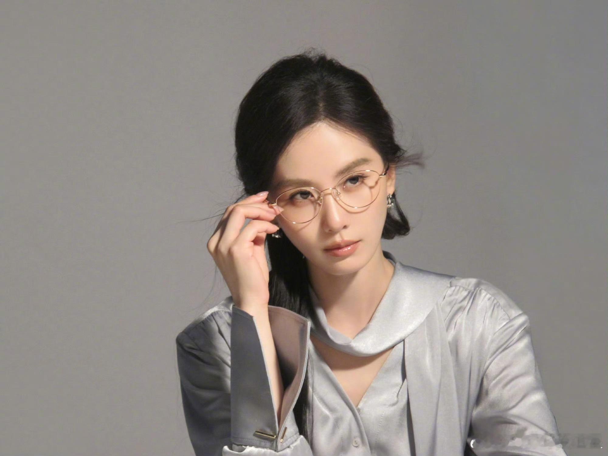 刘诗诗最新眼镜大片高智感拉满！百变刘诗诗，真的没有她驾驭不了的风格！时尚表现力绝