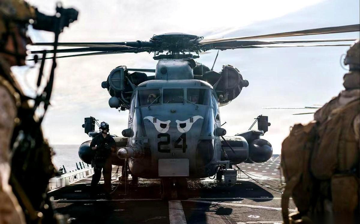 伊朗刚把霍尔木兹海峡一掐，美军紧跟着就把阿拉伯海给堵了。火药味瞬间顶满，全世界