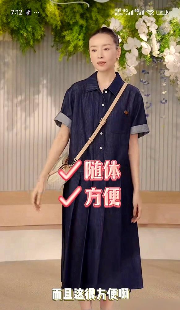 董洁猛地把一条灰色丝袜拽到膝盖，几十万女人倒吸一口凉气：这些年的黑丝全白穿了。