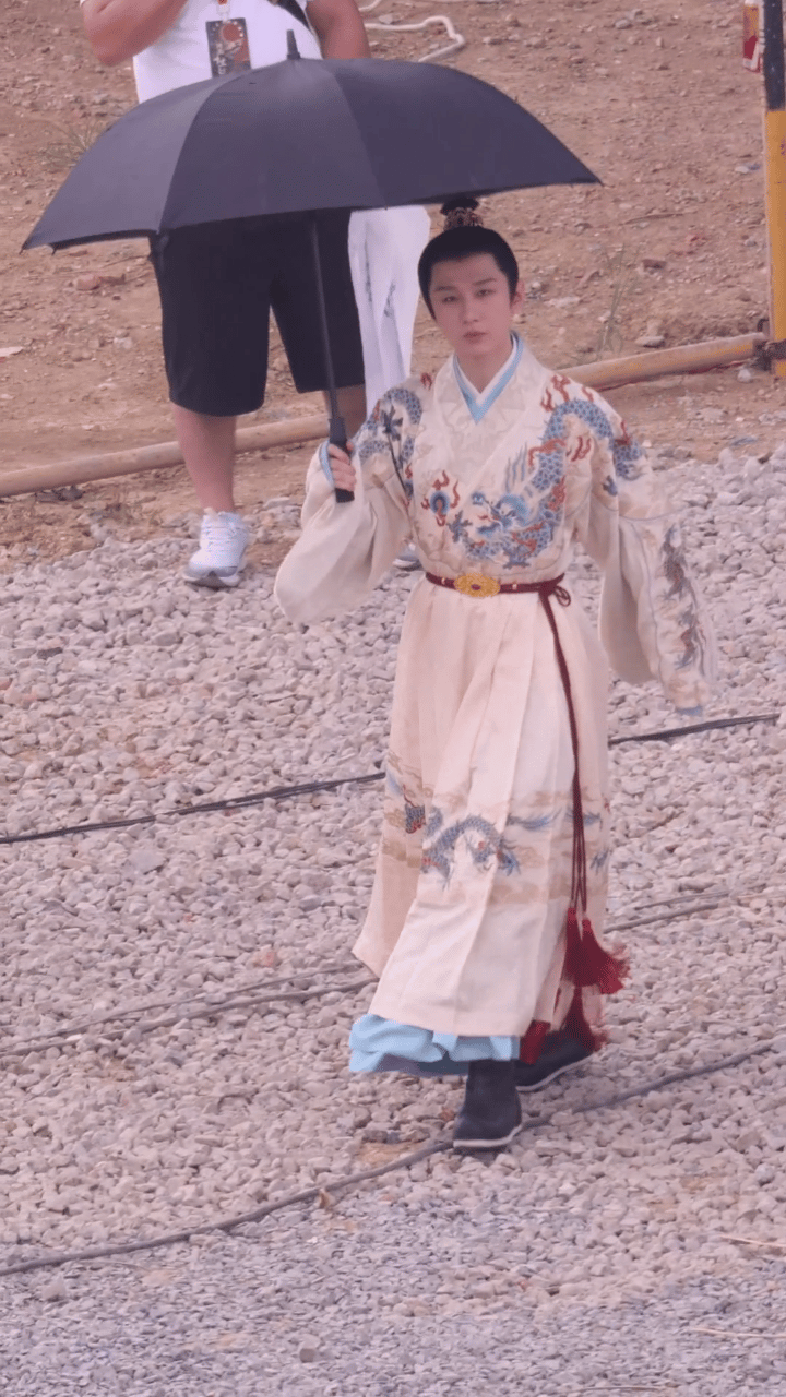 《两京十五日》成毅这是对着代拍姨母笑嘛哈哈哈哈成毅姨母笑​​​