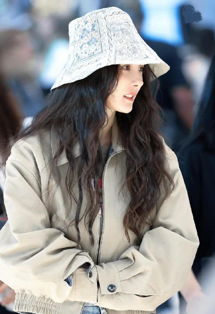 今天杨幂现身机场，她这次走潮流时尚风路线，看上去年轻又漂亮，也很可爱。杨幂里