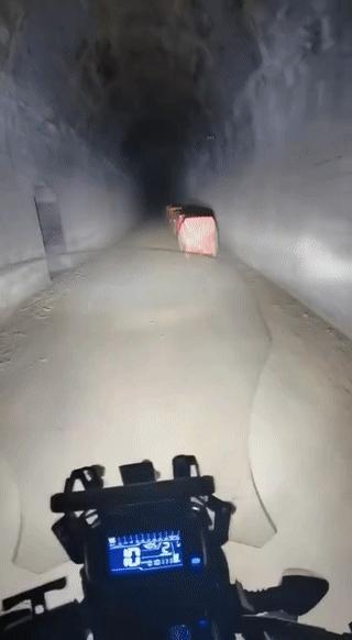 一名外卖小哥深夜骑车回家。他这一路上真是让人看了心惊胆颤！真是太佩服他了，竟