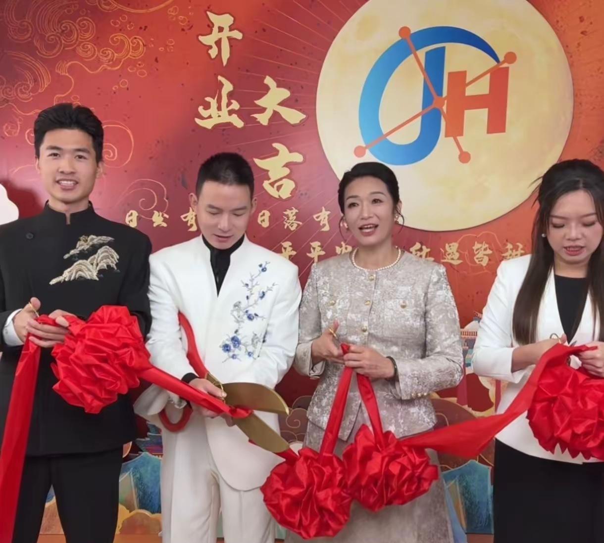 许健华公司开业，剪彩时最大的剪刀被谢浩男拿着，真的是好突兀……按理说，是妈妈的