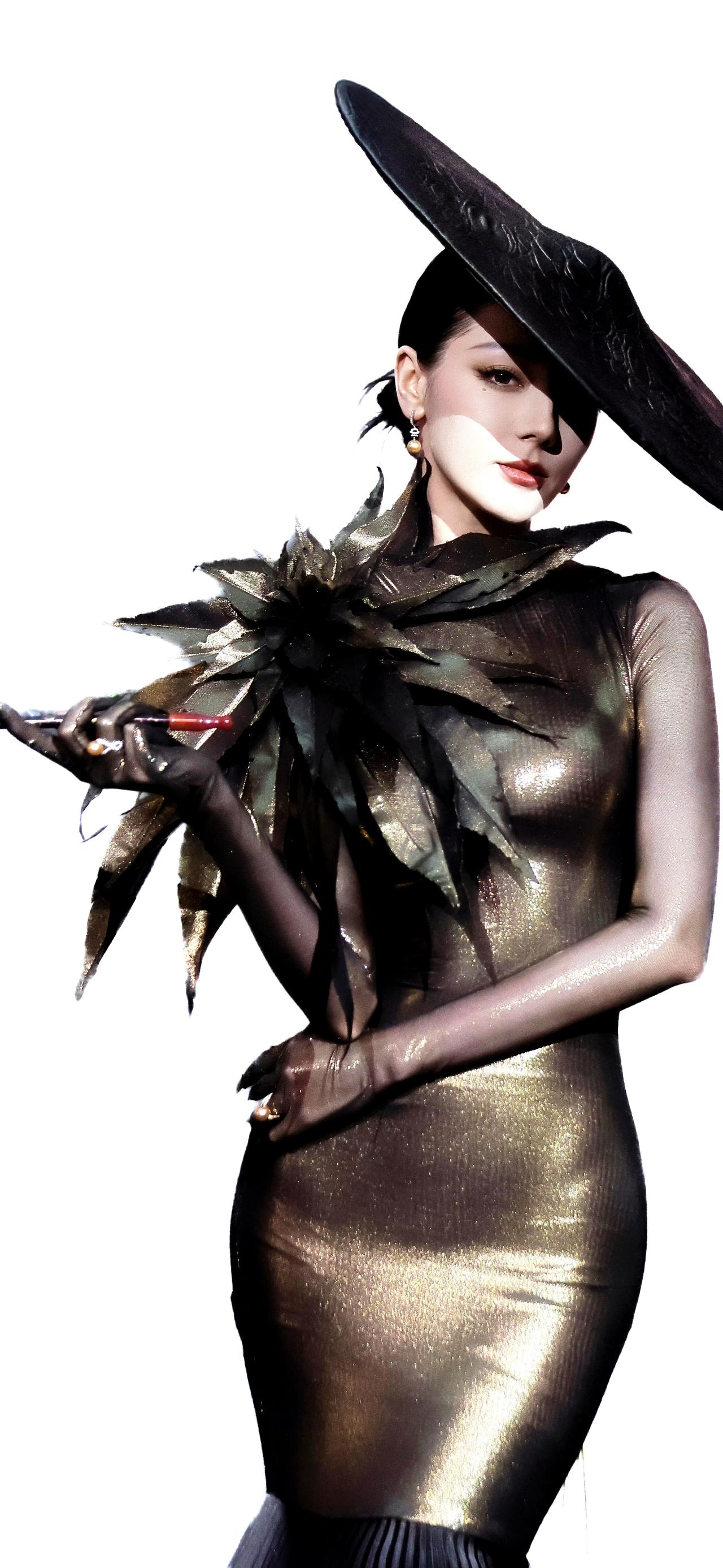 迪丽热巴真是人间绝色，每一幅画面都美到让人窒息。她微卷的长发随意散落，眼神温柔