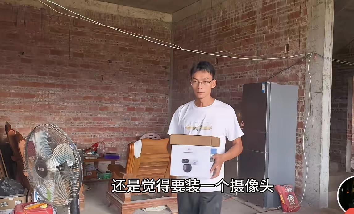 从上大学不需要家里给生活费，还可以赚钱给家里盖房子去看，唐尚珺如今在大学生群体中