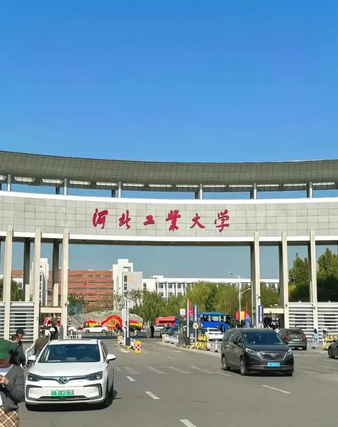 全国唯一没有985和211的省份，就是河北省。当然这个说法也不准确，应该是省内没