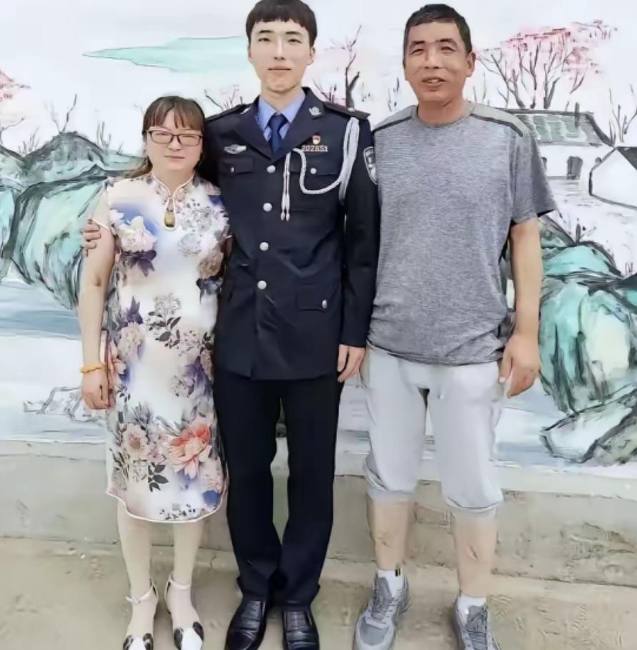 江苏一女子，儿子因公牺牲，她伤心欲绝，每天以泪洗面，2022年一天，她在商场，突