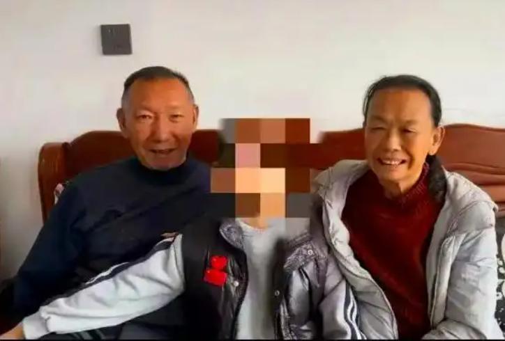 广西43岁男子车祸去世，儿媳葬礼上不肯让孩子守灵捧骨灰，公婆起疑偷偷带8岁孙子做