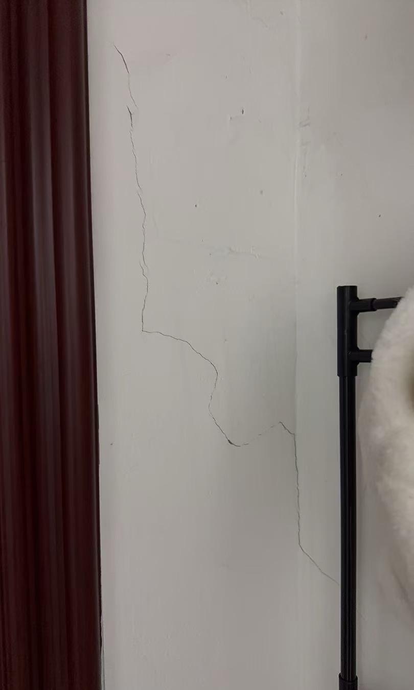 感觉柳州地震后大家都在找裂痕逃出柳州三天感觉应该不会地震了，回家开始担心的找