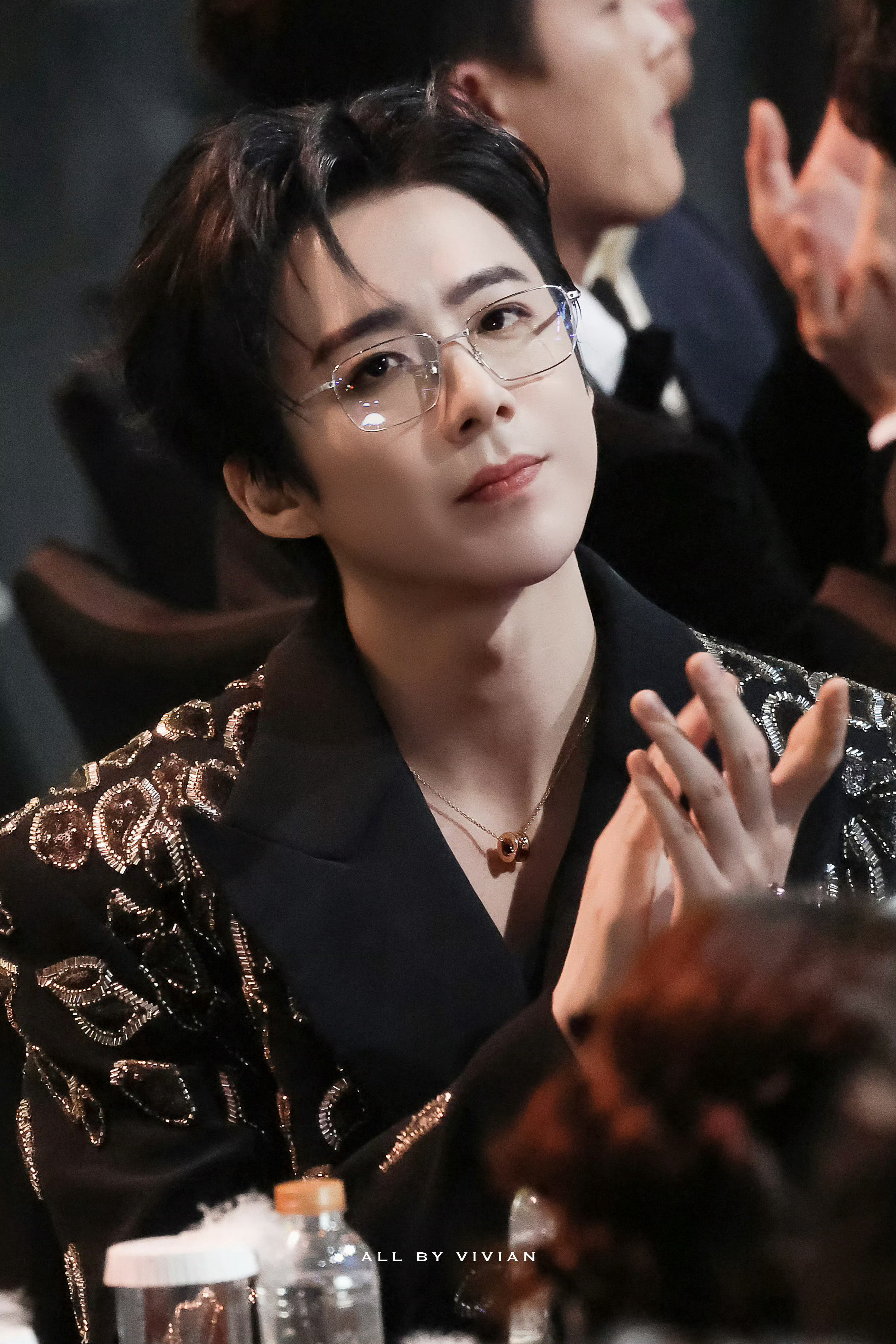 早安。爱你爱你。马上大连演唱会马上开始了。这一次又没有我。没关系。我在成都等你呀