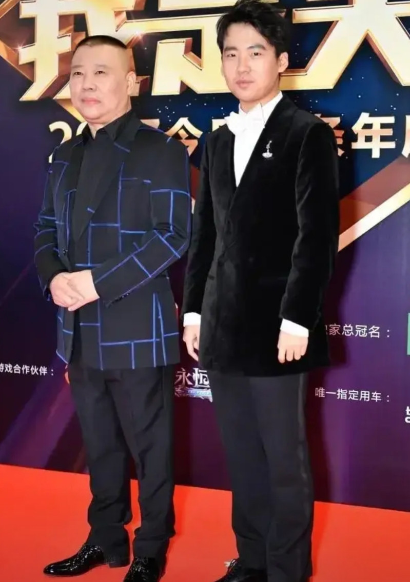 郭麒麟咋都没想到，一下子被父亲郭德纲揭了3个老底。在接受王伟忠访谈时，郭德纲谈
