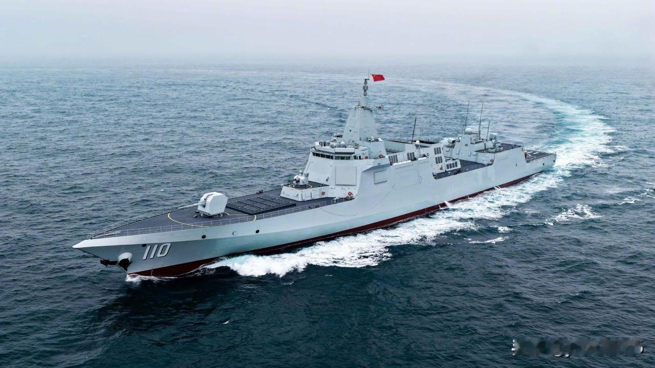 近日，由安庆舰、东莞舰等多艘舰艇组成的舰艇编队，奔赴某海域开展实弹射击训练。和之