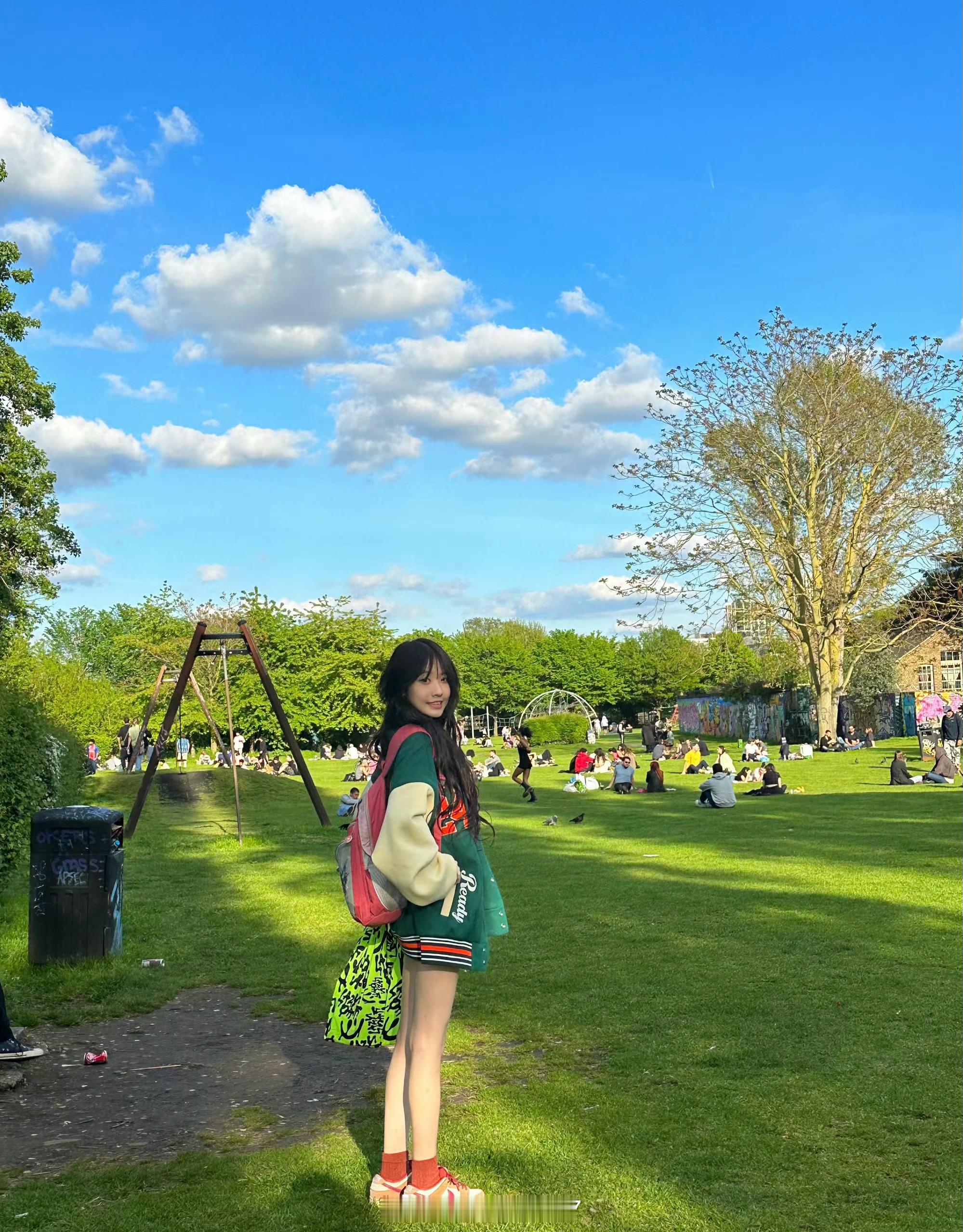 我好难受朋友圈看见同学男朋友给她买了苹果17而我手里的二手14还是打了快一个月寒