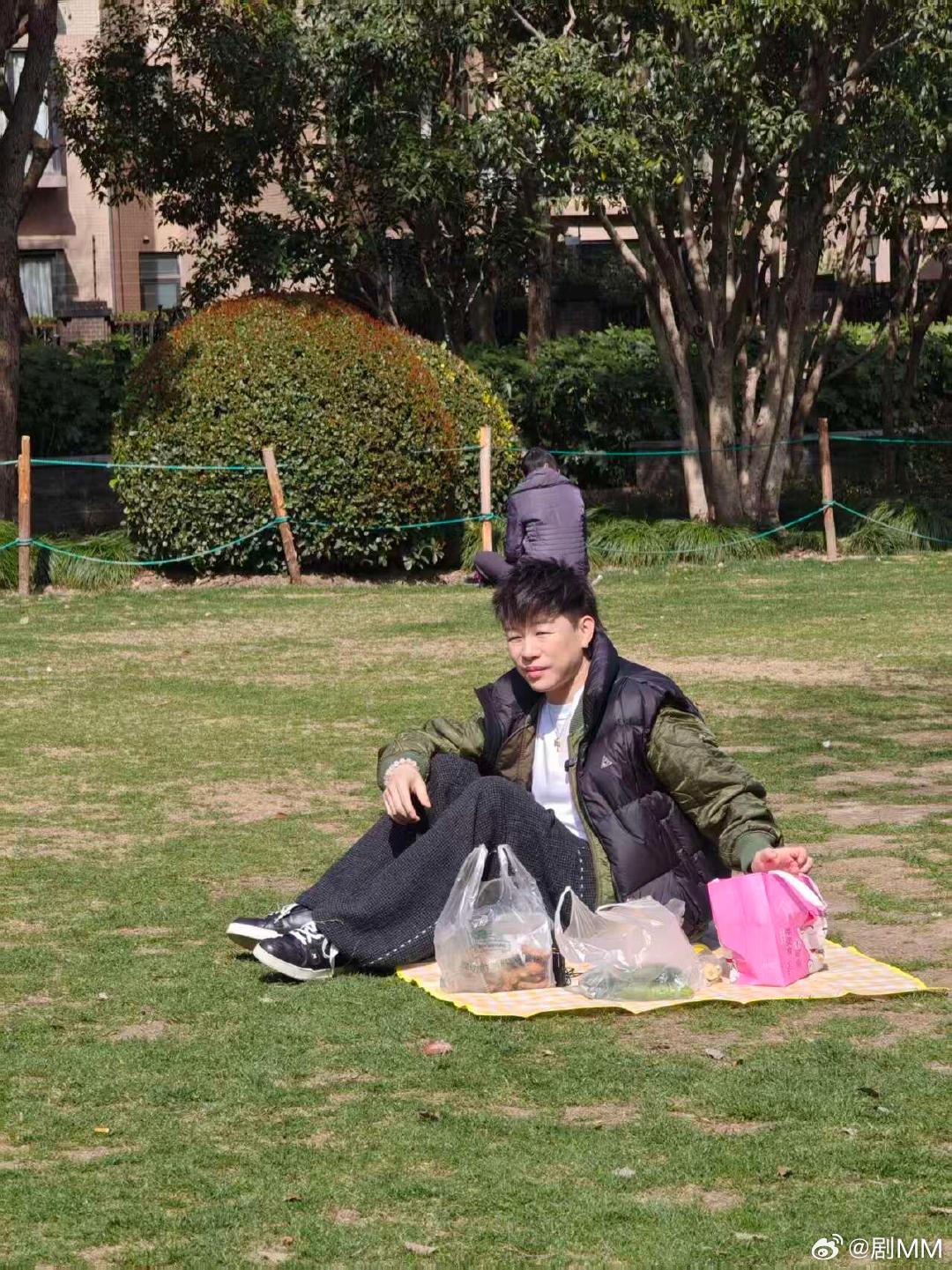 上海公园偶遇胡彦斌网友在上海公园偶遇胡彦斌，莫名有点好笑怎么回事啊。公园偶遇胡彦