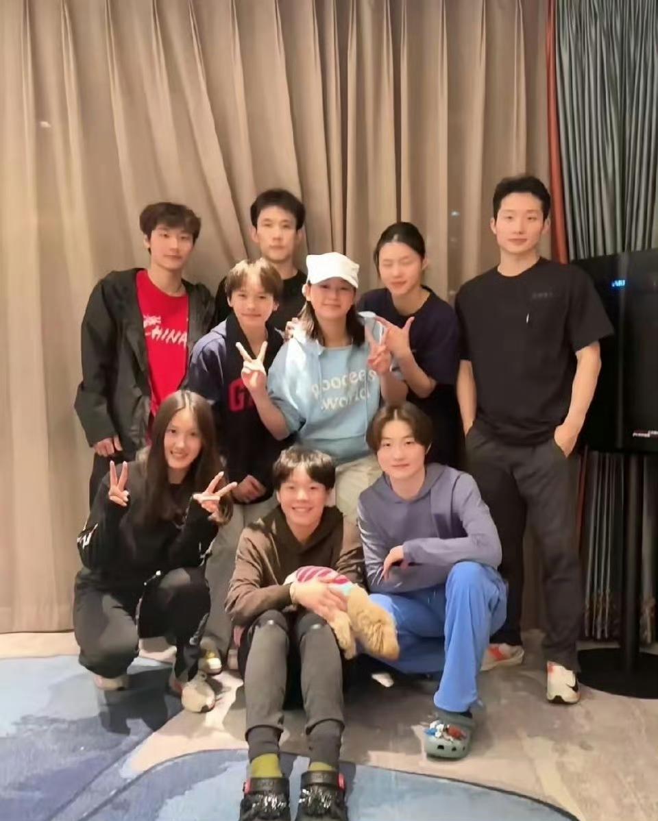 全红婵迎来19岁生日，她的交际圈温暖有爱，众人真心待她如团宠。她善良真诚，毫无架