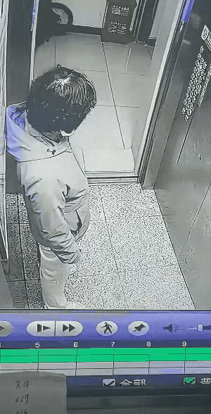 人的天赋异禀真的大相径庭看看这住大妈取了快递回来，进电梯就用脚按楼层按钮要做