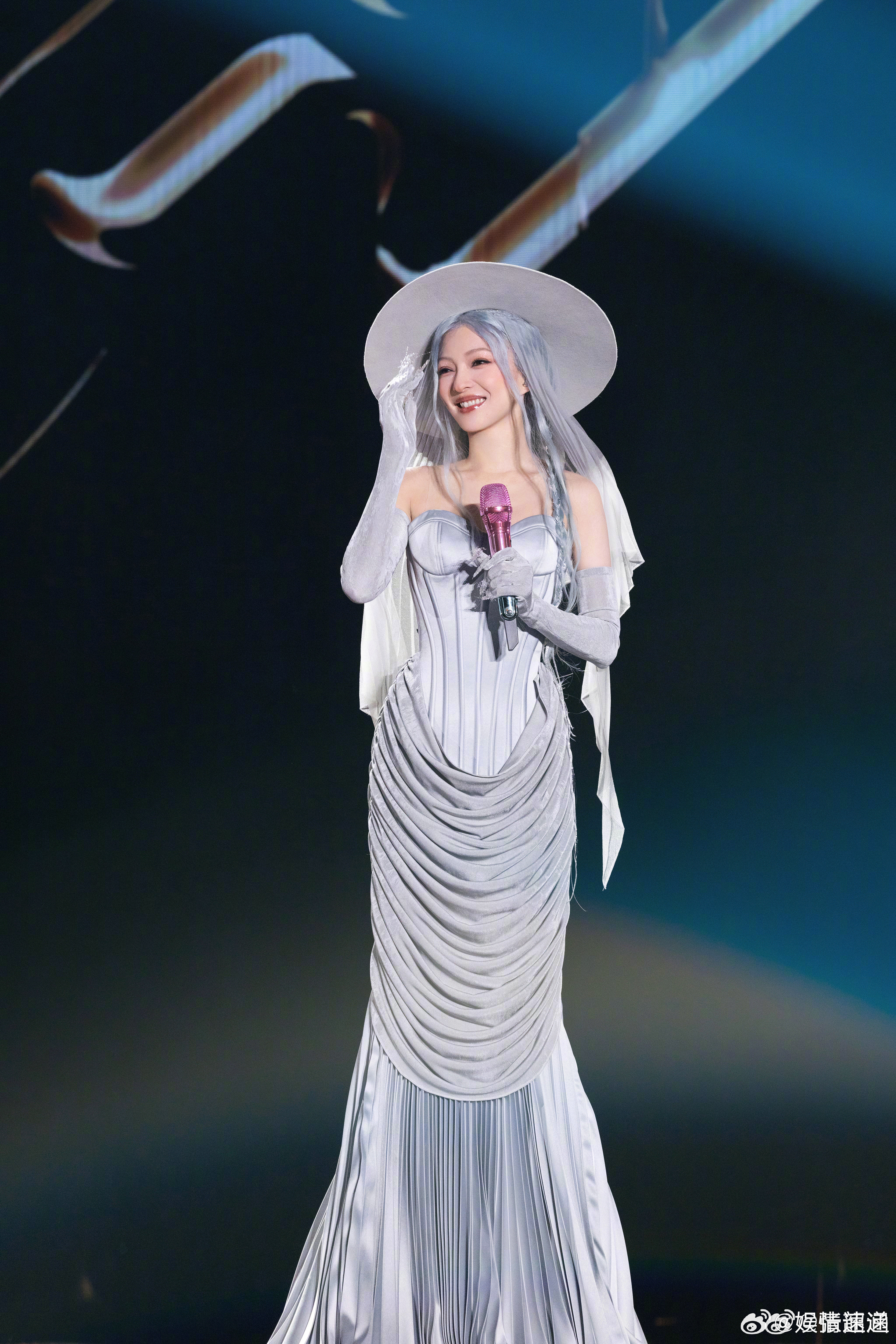 7个张韶涵同台飙歌考古6套经典造型重现！姐这是开个人时装周吧！​​​
