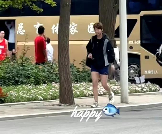 今日现身国家体育总局训练局乒乓球馆上训的奥运冠军王曼昱，一身休闲运动装也是潮流范