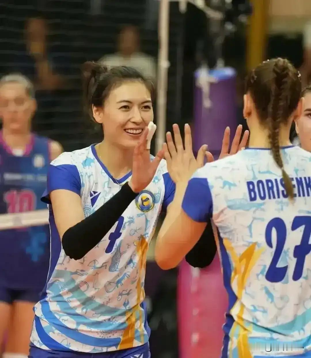 这个中国女排姑娘，代表哈萨克斯坦球队，以3比2击败代表中国出战的北京女排，终结了