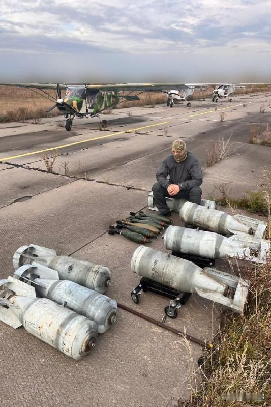 【乌军“天空游侠”固定翼自杀式无人机】这款无人机基于E-300“天空游侠”轻