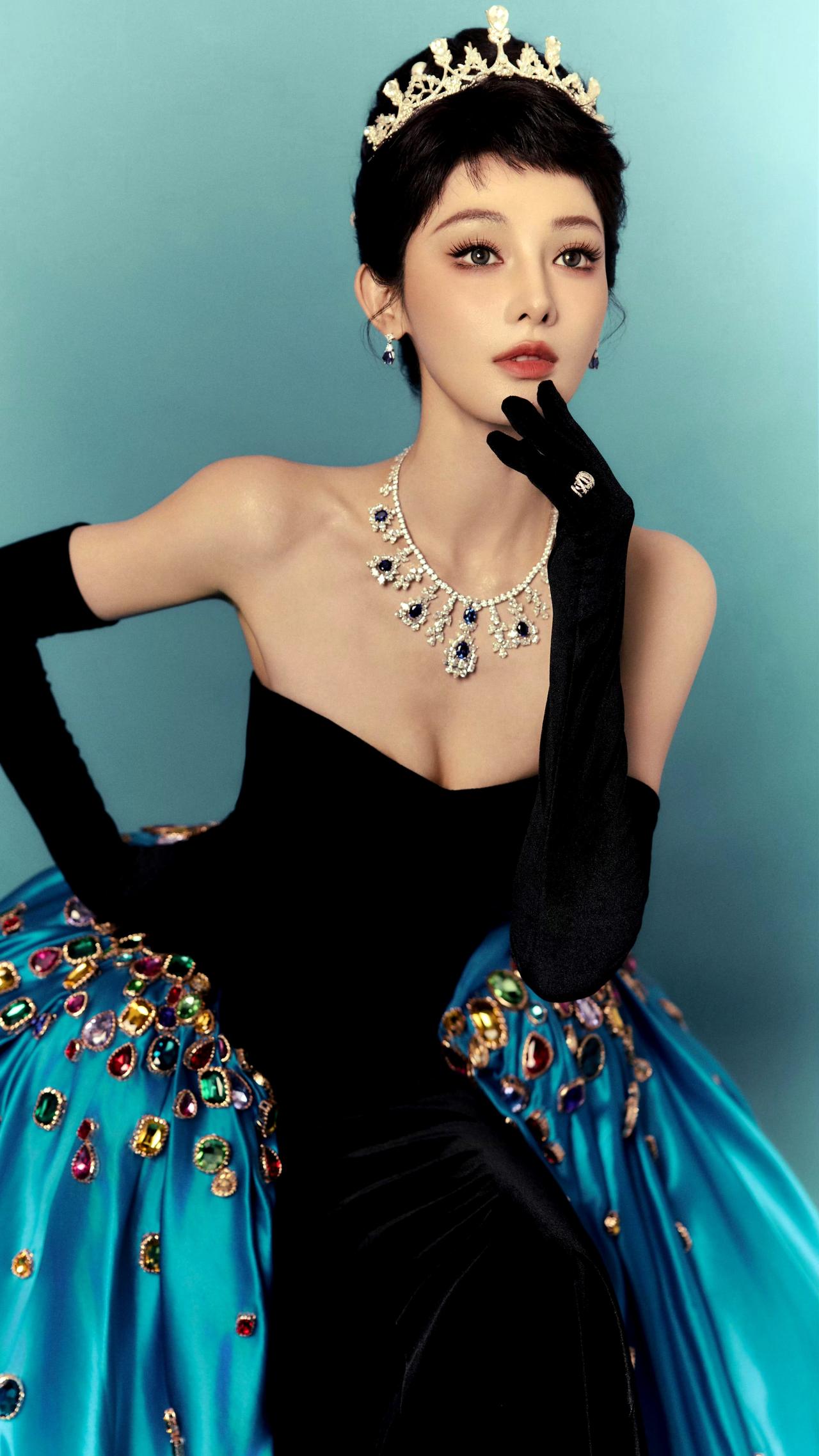 彭小苒这组造型杀疯了！黑裙配皇冠美成暗夜公主彭小苒明星造型点评大赛明星穿搭