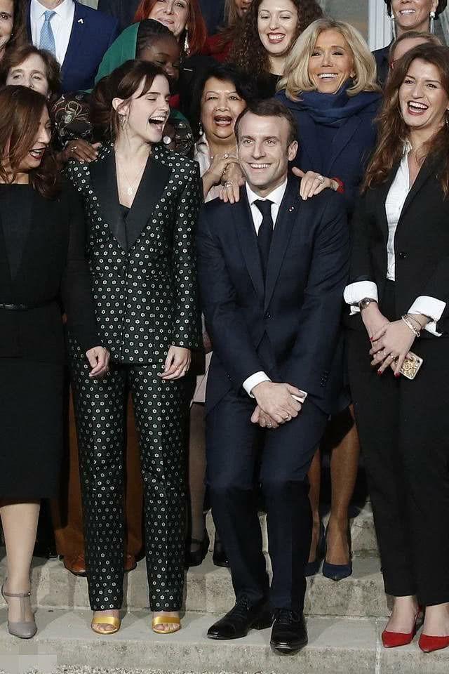 马克龙在花丛中笑，他看着花开但不采，只有妻子家花一朵。泰王不一样，他就喜欢采各种