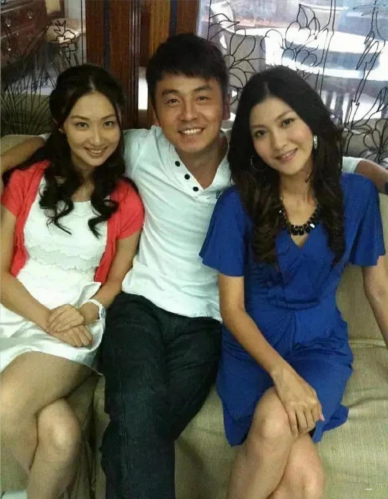 中间笑的一脸灿烂的“黑小子”是谁呀？能让两大女神贴肩而坐。他笑的眼睛眯成一条缝