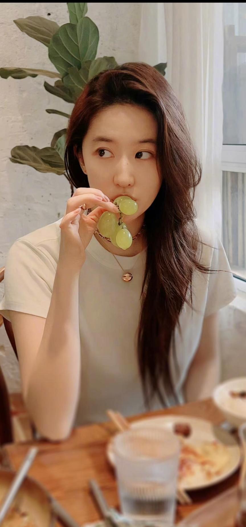 清雅脱俗的美到底长啥样？清雅脱俗的美就是神仙姐姐刘亦菲这个样子[玫瑰][玫瑰][
