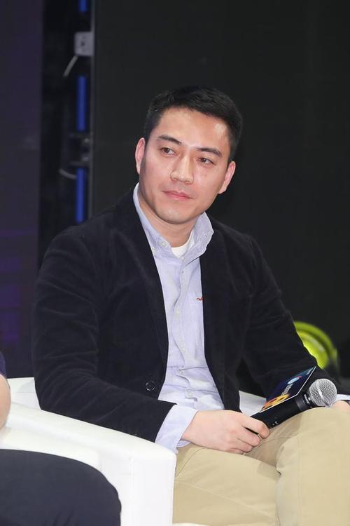 嘿，朋友们！今天咱们要聊的这位人物，可不是一般的书法家，他既有一股子“老顽童”的