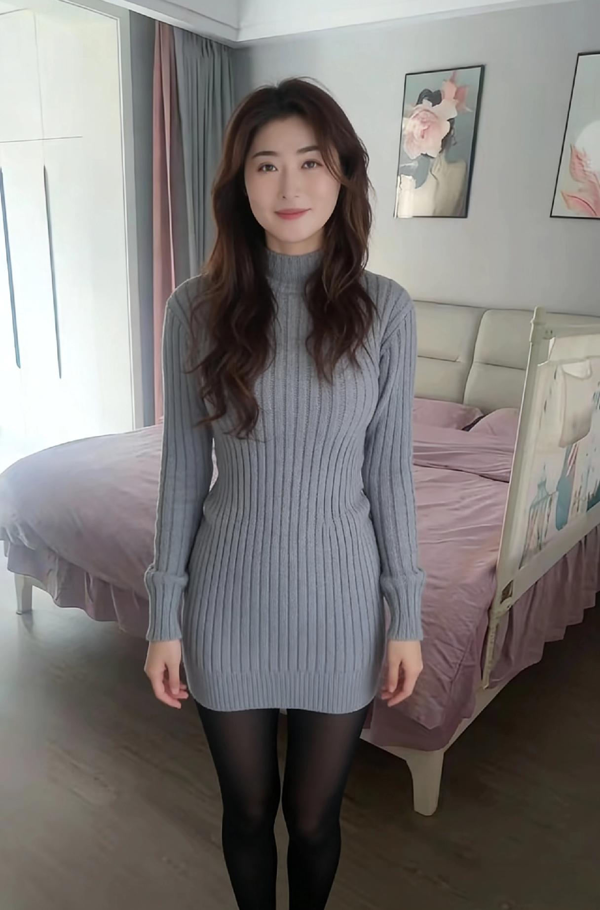 清晨的阳光，从窗帘缝里溜进来，在地板上写着诗，每一行都带着灰尘的味道。～