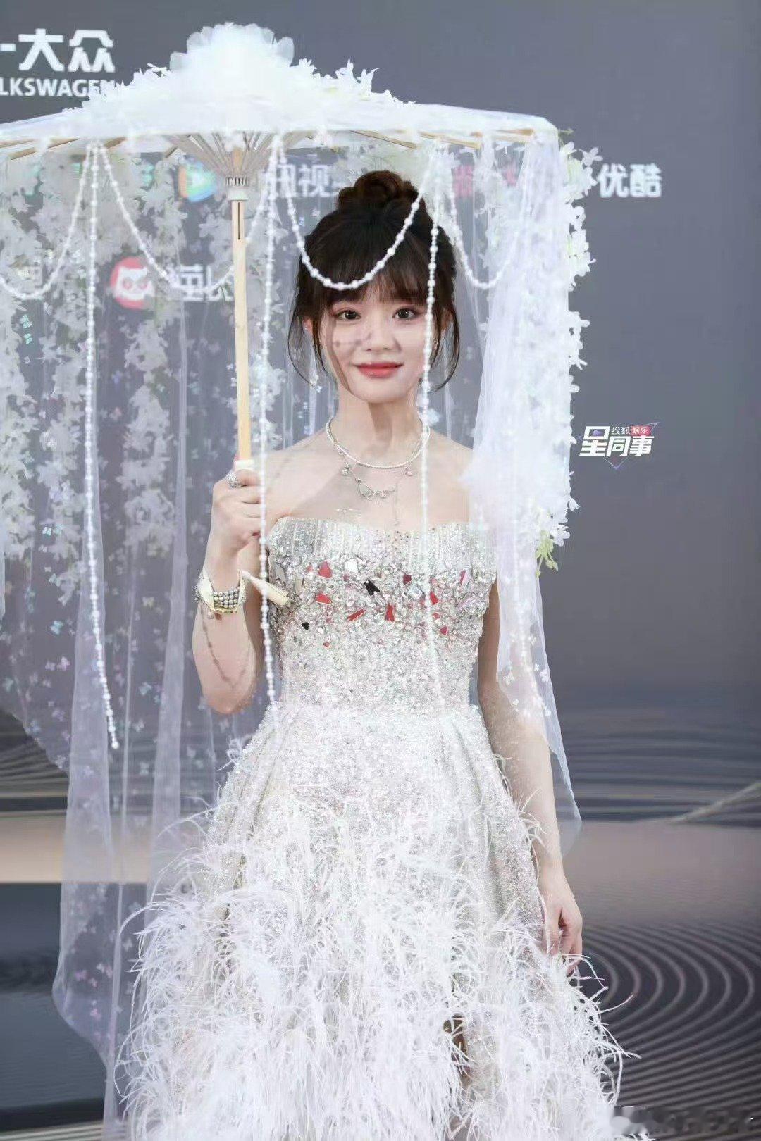 看到黄霄云古风画里走出来的谪仙的红毯造型，瞬间懂了“仙气飘飘”的真正含义，每一