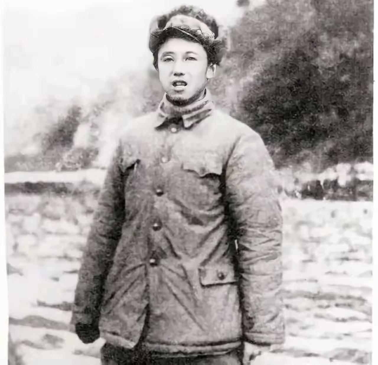 1939年，新四军在追击汉奸时，误打误撞闯到了上海虹桥机场，看着停在草坪上的四架