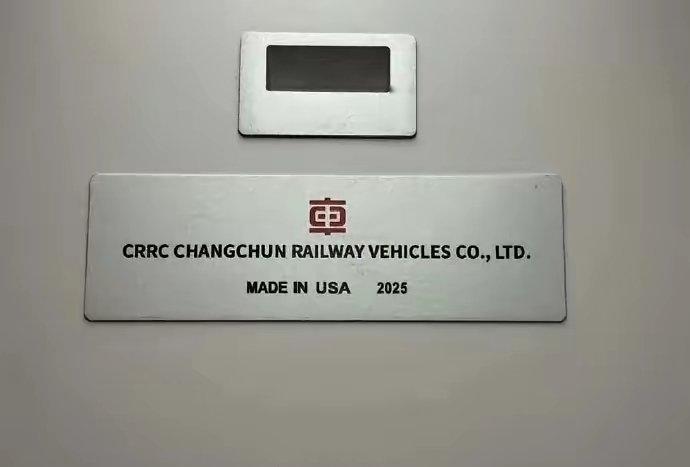 网友在美国地铁拍到的，美国掩耳盗铃写着“美国制造”[捂脸哭][捂脸哭][捂脸哭]写