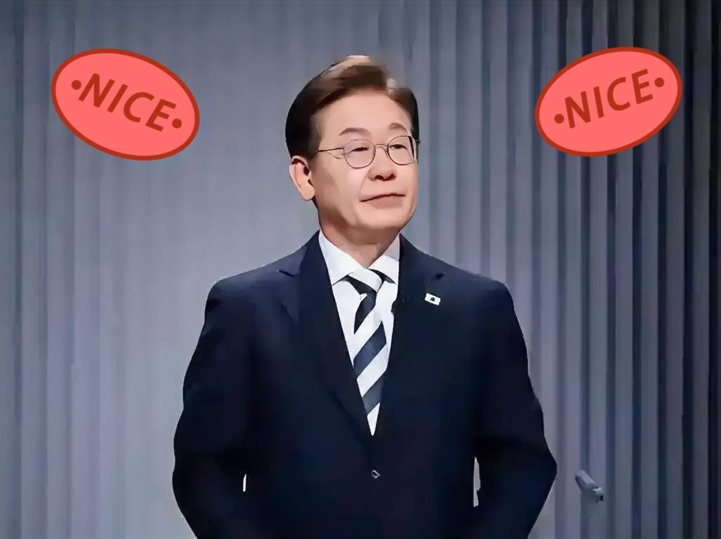 这一巴掌，扇得太响，连大洋彼岸都能听见回音。一个沉迷在白宫舞台深情献唱，