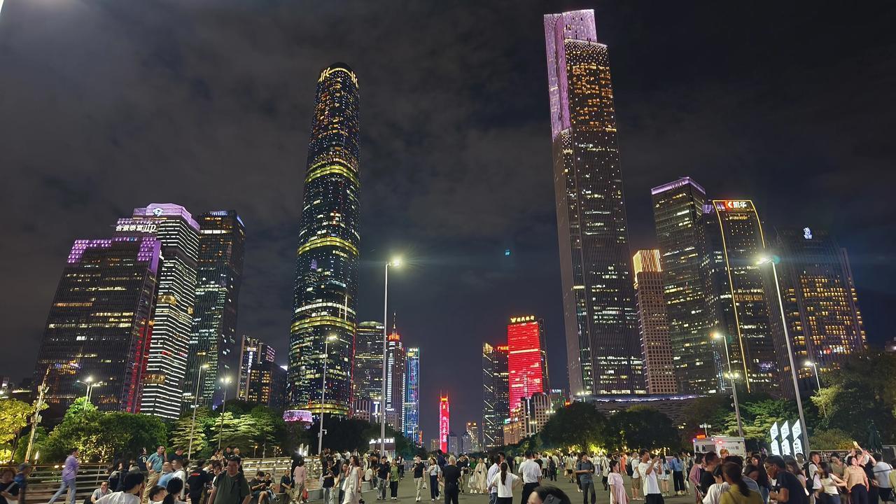 第一次来广州珠江新城，感觉太震撼了，妥妥的中国第一夜景，特别是内透无敌，胜过上海