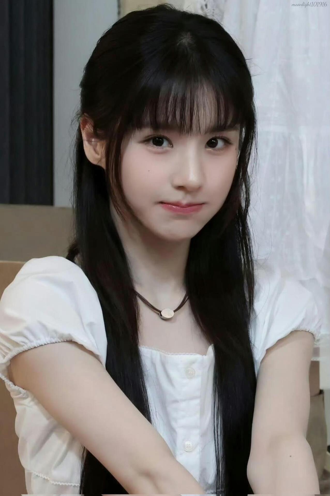 陈都灵和田姬振也太像两只可爱的小兔子了吧！陈都灵自带清纯劲儿，垂眼睛的时候软乎