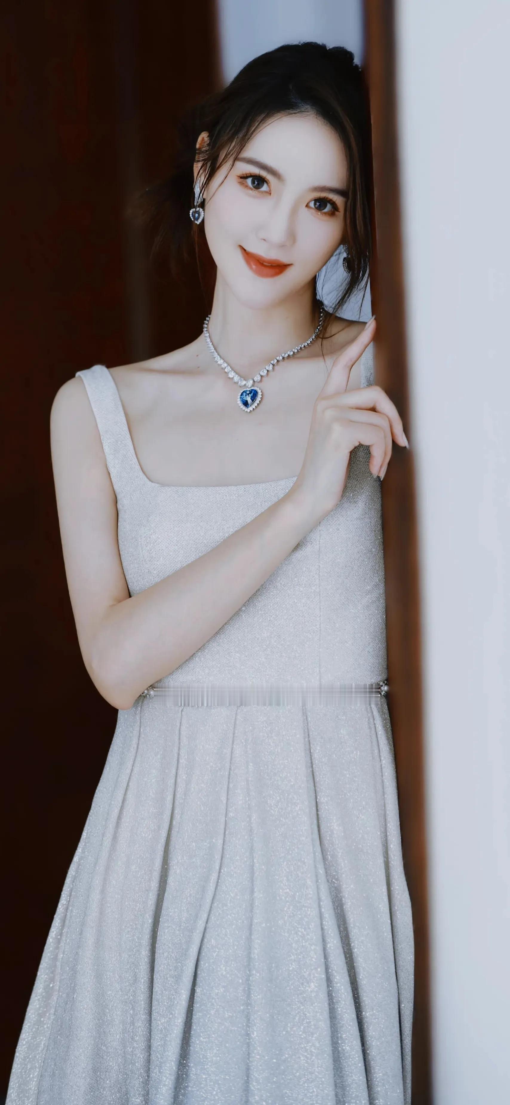 李丹儿写真壁纸：吊带白裙，优雅迷人。李丹儿