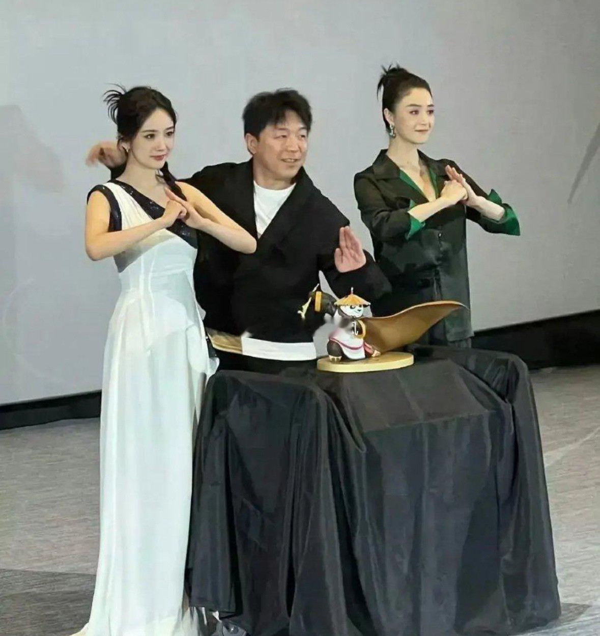 以前还以为蒋欣很胖呢，看了这张图才发现是我认知错误​​​