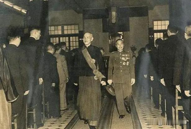 1948年4月的南京总统府，蒋介石盯着李宗仁说：“德邻，军人就该在前线打仗，副总