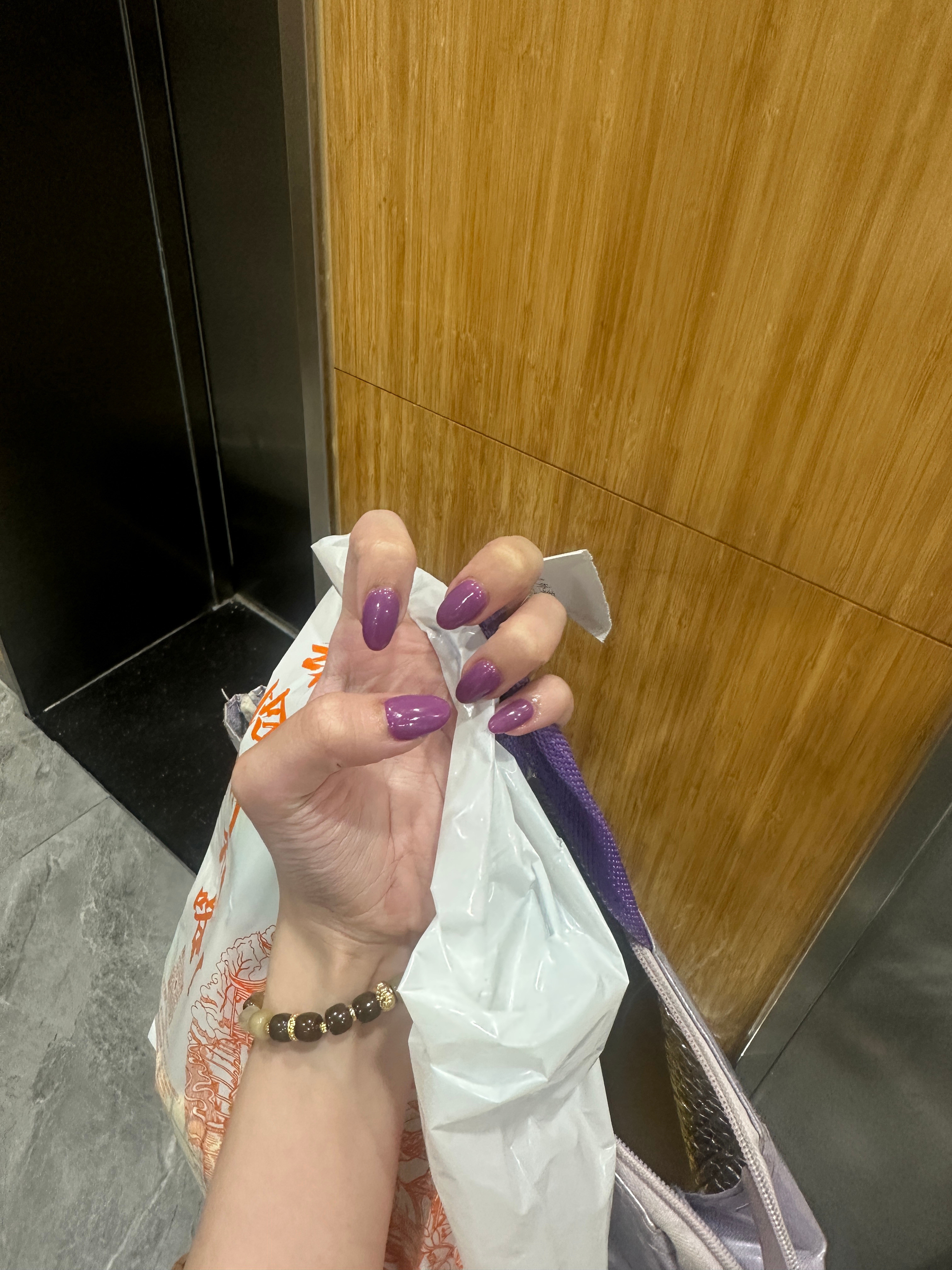 昨天下班换指甲去了😡耳机丢了​​​