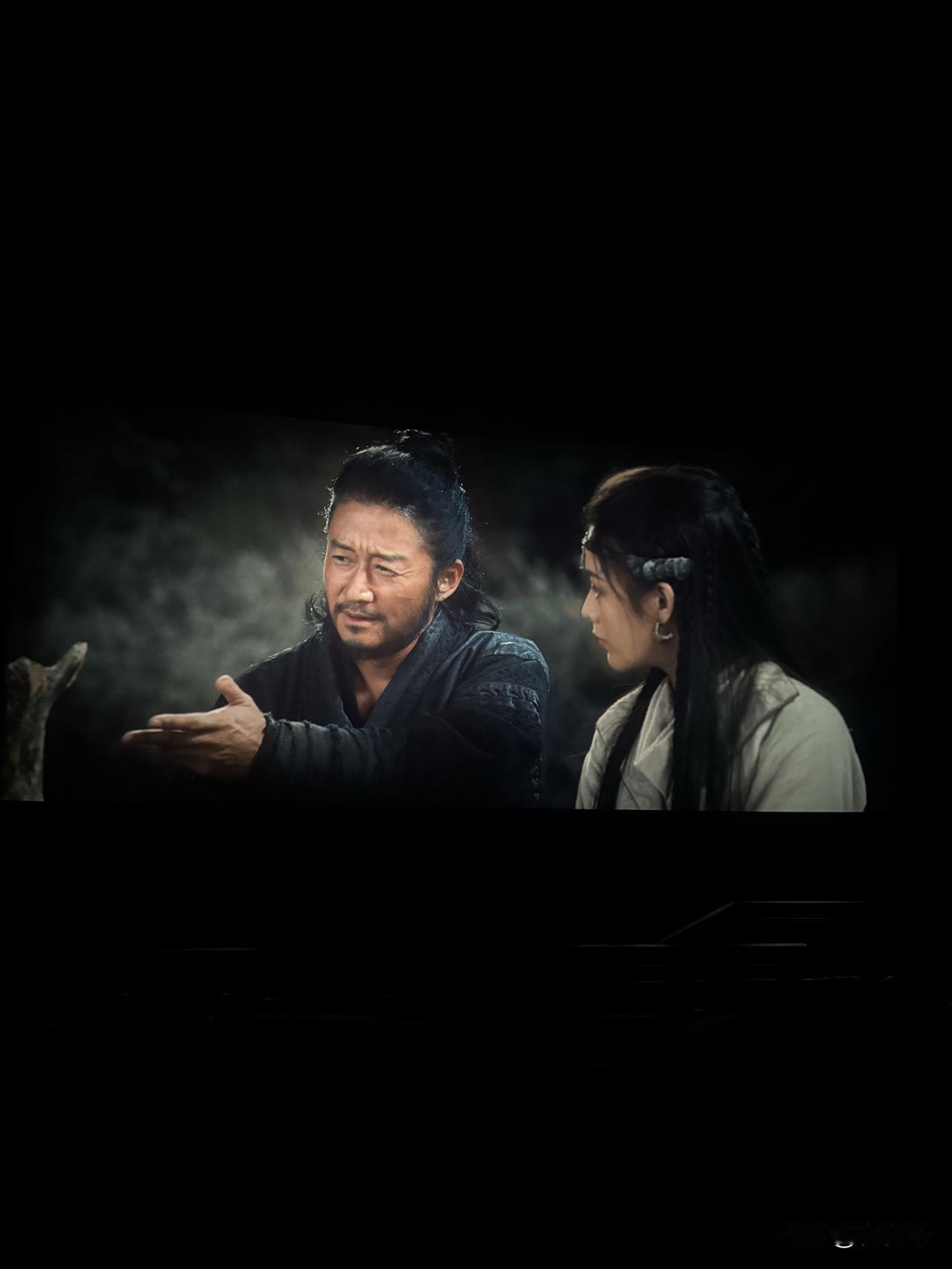 刚看完《镖人：风起大漠》，整体体验还挺复杂。冲着吴京去的，毕竟他主演，前期宣传还